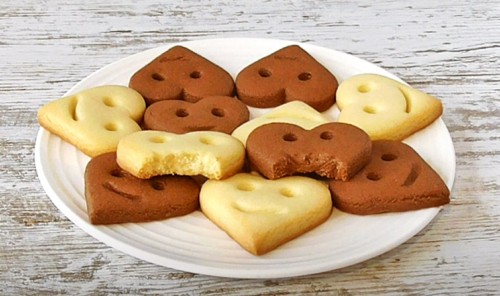 Сливочное и шоколадное печенье в форме сердца