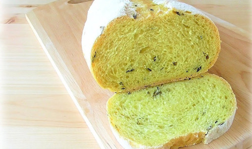 Пшеничный хлеб со сметаной и зеленым луком