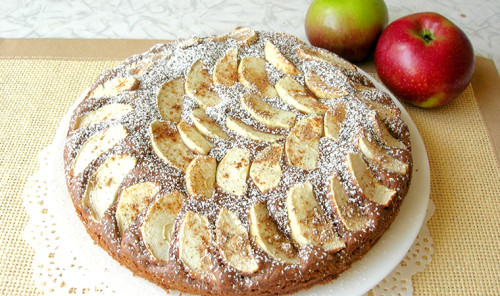 Шоколадный пирог с яблоками и корицей