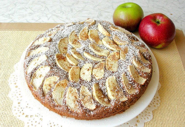 Шоколадный пирог с яблоками и корицей