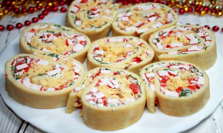 Праздничный рулет с крабовыми палочками и сыром Рецепты
