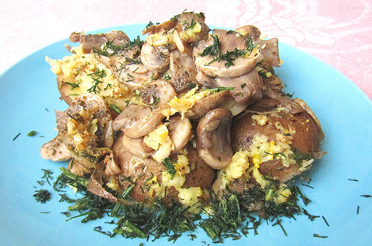 Картошка с грибами и чесноком в духовке