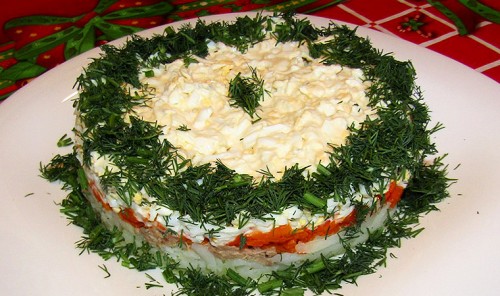 Слоеный салат с консервированным тунцом