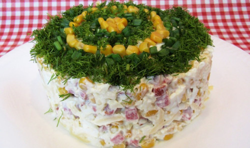 Салат с копченой колбасой и кукурузой