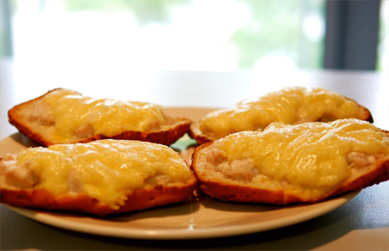 Горячие бутерброды с курицей и сыром в духовке