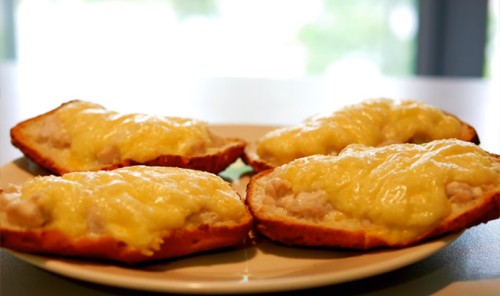 Горячие бутерброды с курицей и сыром в духовке