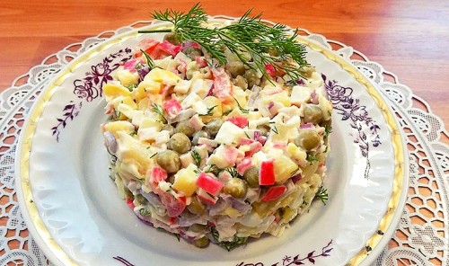 Крабовый салат с яйцами и зеленым горошком
