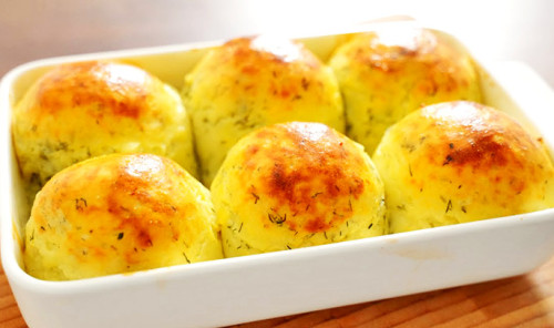 Картофельные шарики с сыром и фаршем в духовке