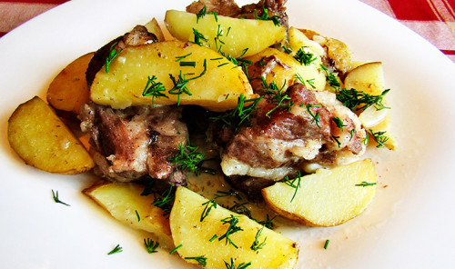 Картофель со свиными рёбрышками в духовке в рукаве