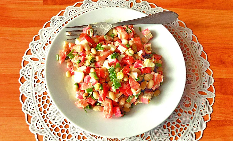 Салат с фасолью, помидорами и крабовыми палочками