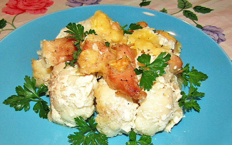 Курица с цветной капустой под сливочным соусом и сыром