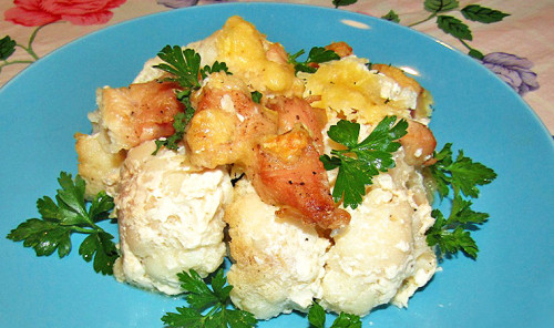 Курица с цветной капустой под сливочным соусом и сыром