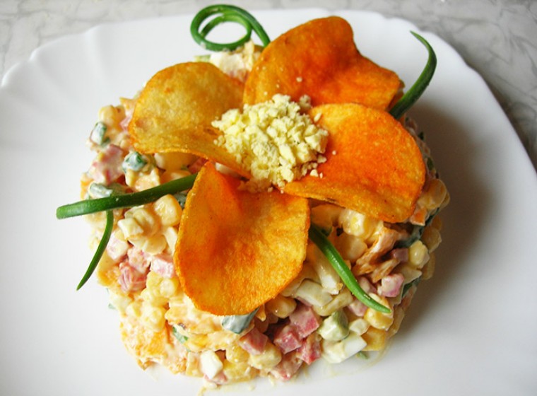 Салат с чипсами и колбасой "Прощай фигура" Рецепты на