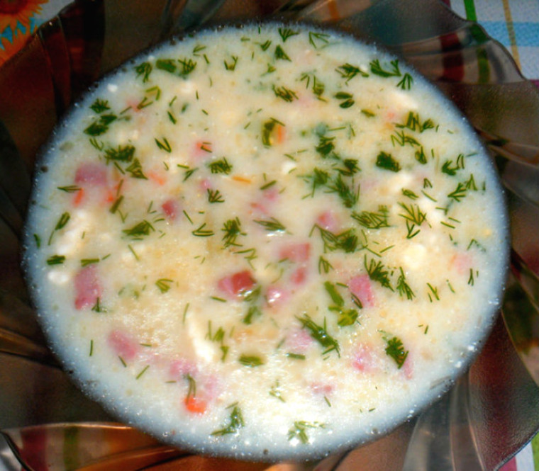 Сырный суп с копчёной колбасой и вермишелью