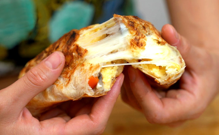 Хрустящие рулеты из лаваша с яйцами, грибами и сыром