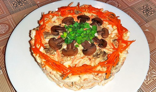 Салат с копченой курицей, грибами и морковью по-корейски 