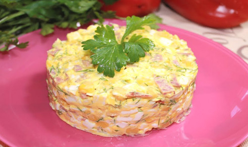 Быстрый салат с колбасой, кукурузой и сыром