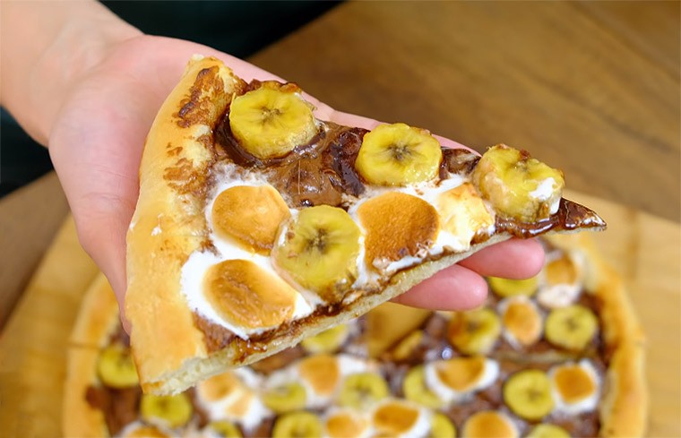Сладкая пицца с бананом
