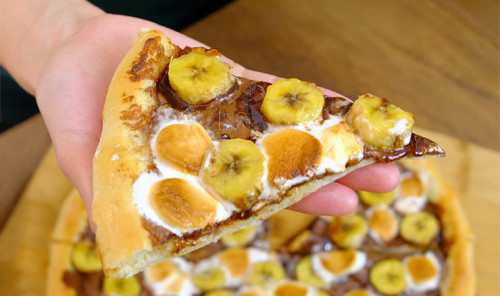 Сладкая пицца с бананом