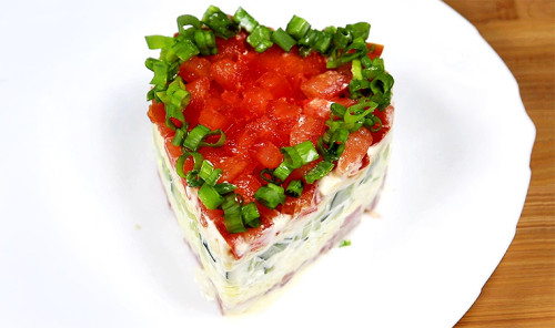 Слоёный салат с ветчиной, яйцами и помидорами