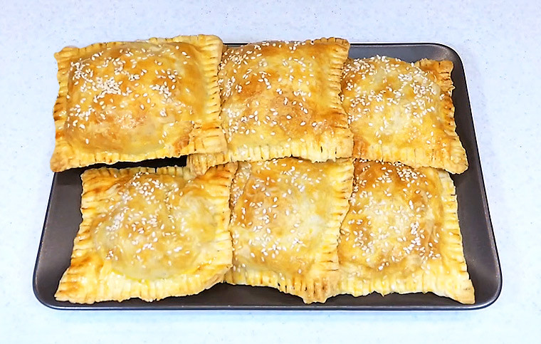 Слоеные пирожки с начинкой из салата Оливье
