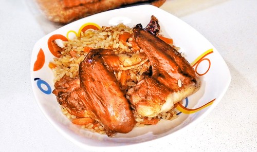Рис с овощами и куриными крыльями в духовке