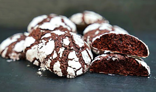 Мраморное шоколадное печенье с трещинками