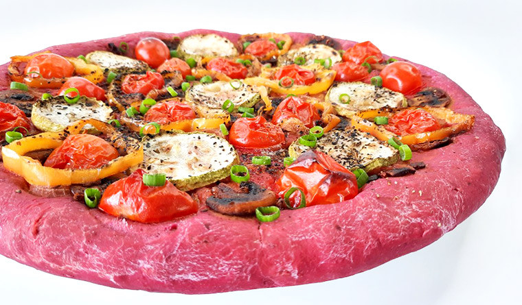 Пицца с овощами и грибами на свекольном тесте