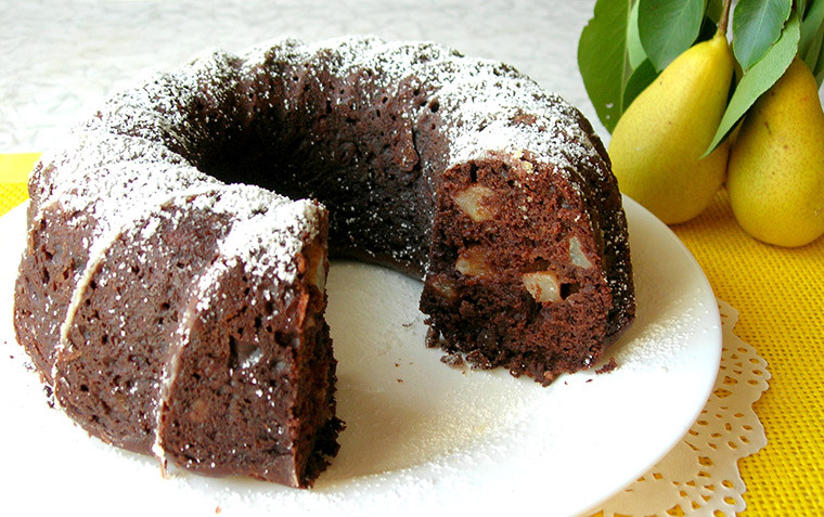 Шоколадный кекс с грушами