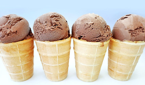 Шоколадное мороженое в вафельных стаканчиках