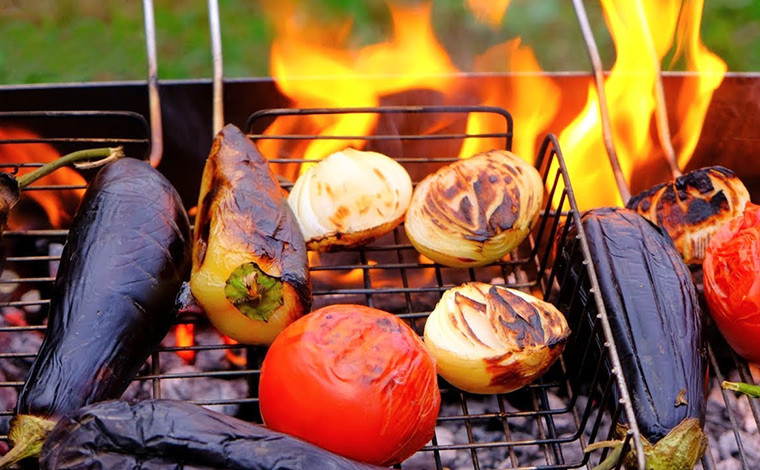 Баклажаны с перцем и помидорами на мангале
