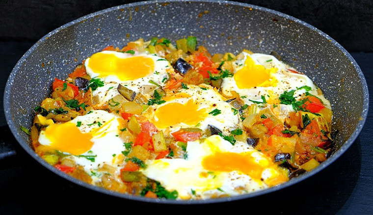 Яйца с овощами на сковороде