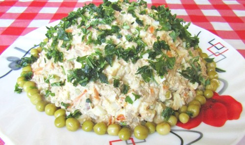 Салат с куриной печенью, яйцами и овощами