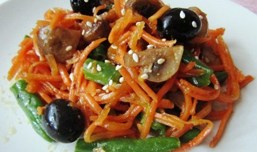 Постный салат с корейской морковью и грибами