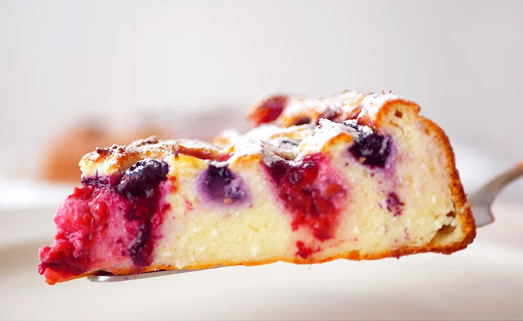 Творожный заварной пирог с ягодами