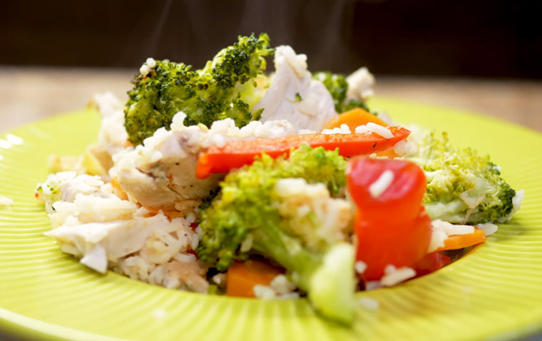 Курица с рисом и овощами на сковороде
