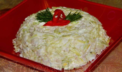 Салат с капустой, мясом и яйцом