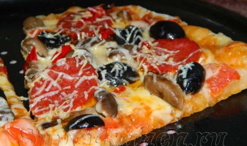 Пицца с салями, грибами и перцем чили