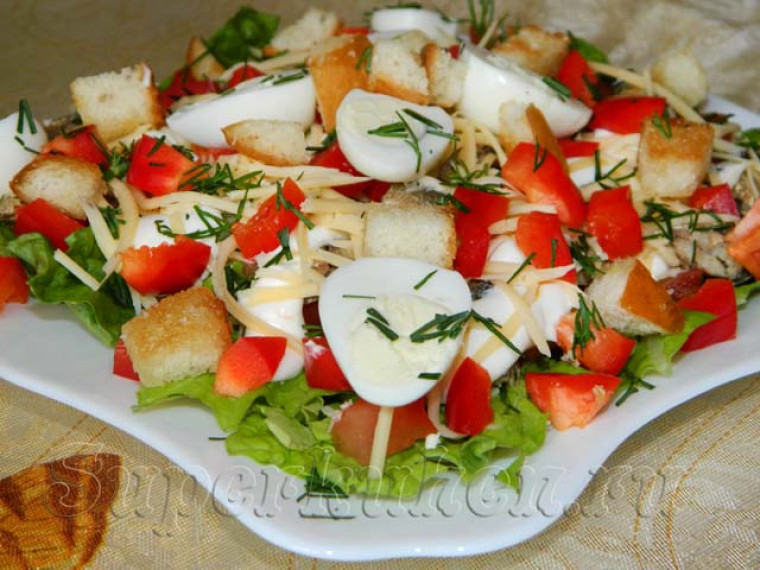 Салат со шпротами и помидорами