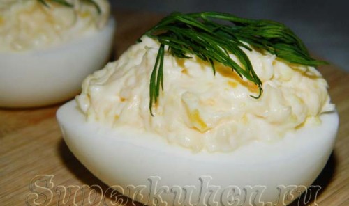 Фаршированные яйца с сыром и чесноком