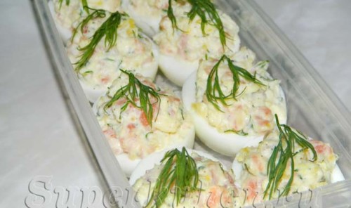 Фаршированные яйца с соленой рыбкой