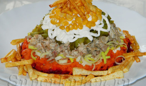 Салат с мясом и картофелем-фри
