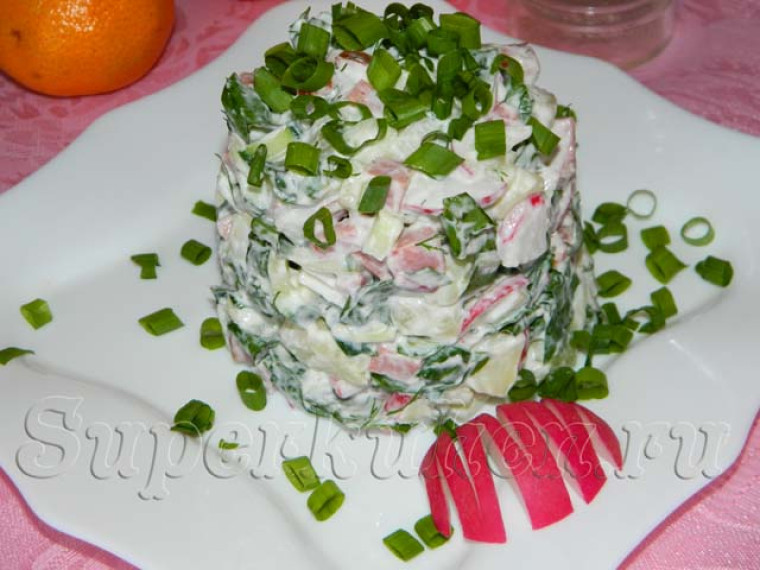 Салат со щавелем, огурцом и копченой колбасой