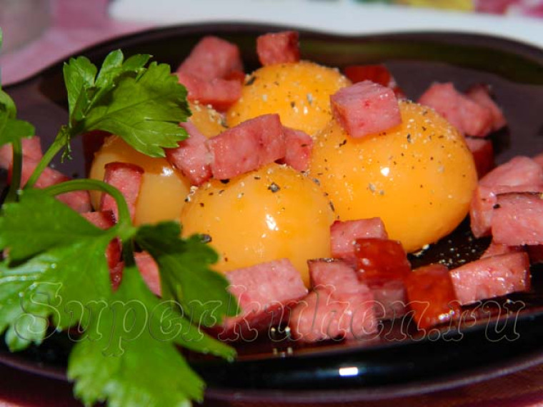 Закуска из перепелиных яиц и копченой колбасы