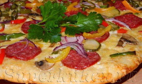 Пицца с белым соусом, салями и шампиньонами
