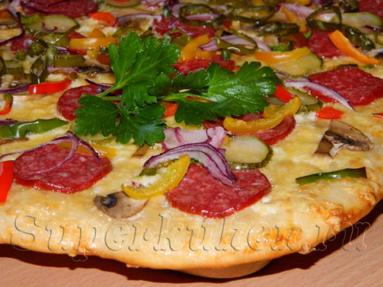 Пицца с белым соусом, салями и шампиньонами