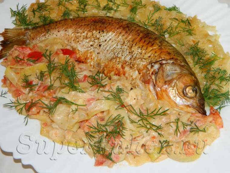 Рыба в духовке, запеченная с луком