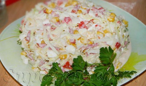 Салат с капустой, колбасой и кукурузой