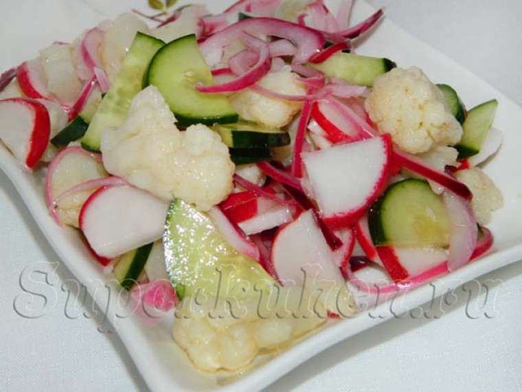 Салат с цветной капустой, огурцом и редисом