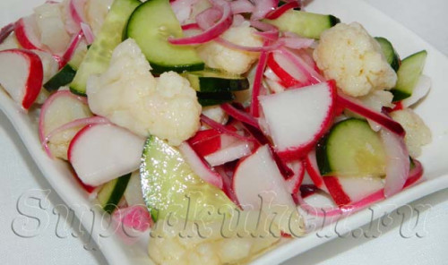 Салат с цветной капустой, огурцом и редисом